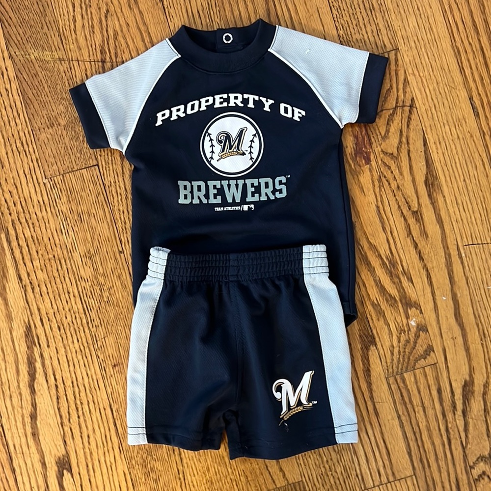 Milwaukee Brewers 0-3 months outfit -great condition!